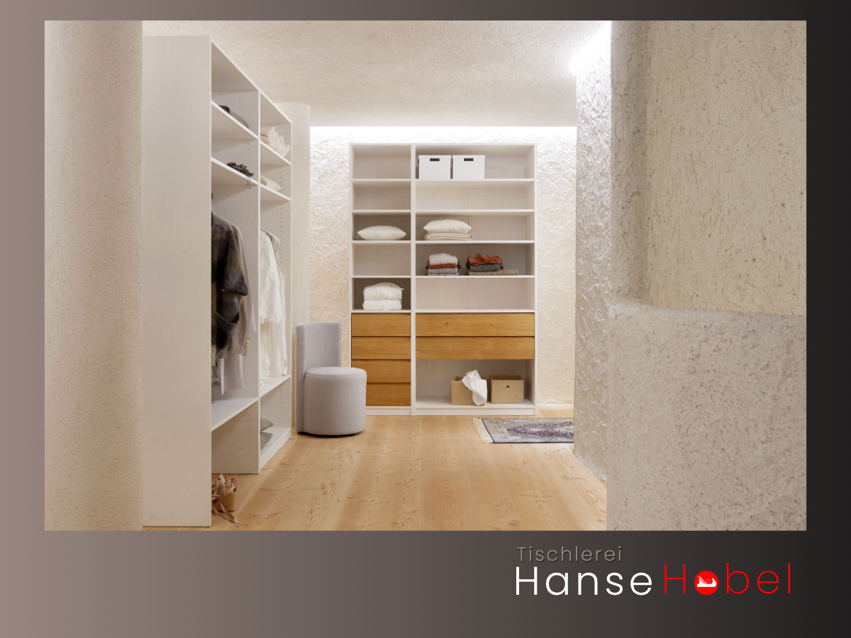 Breite Garderobe Bielefeld aus Massivholz mit Sockel & 3 Fächern